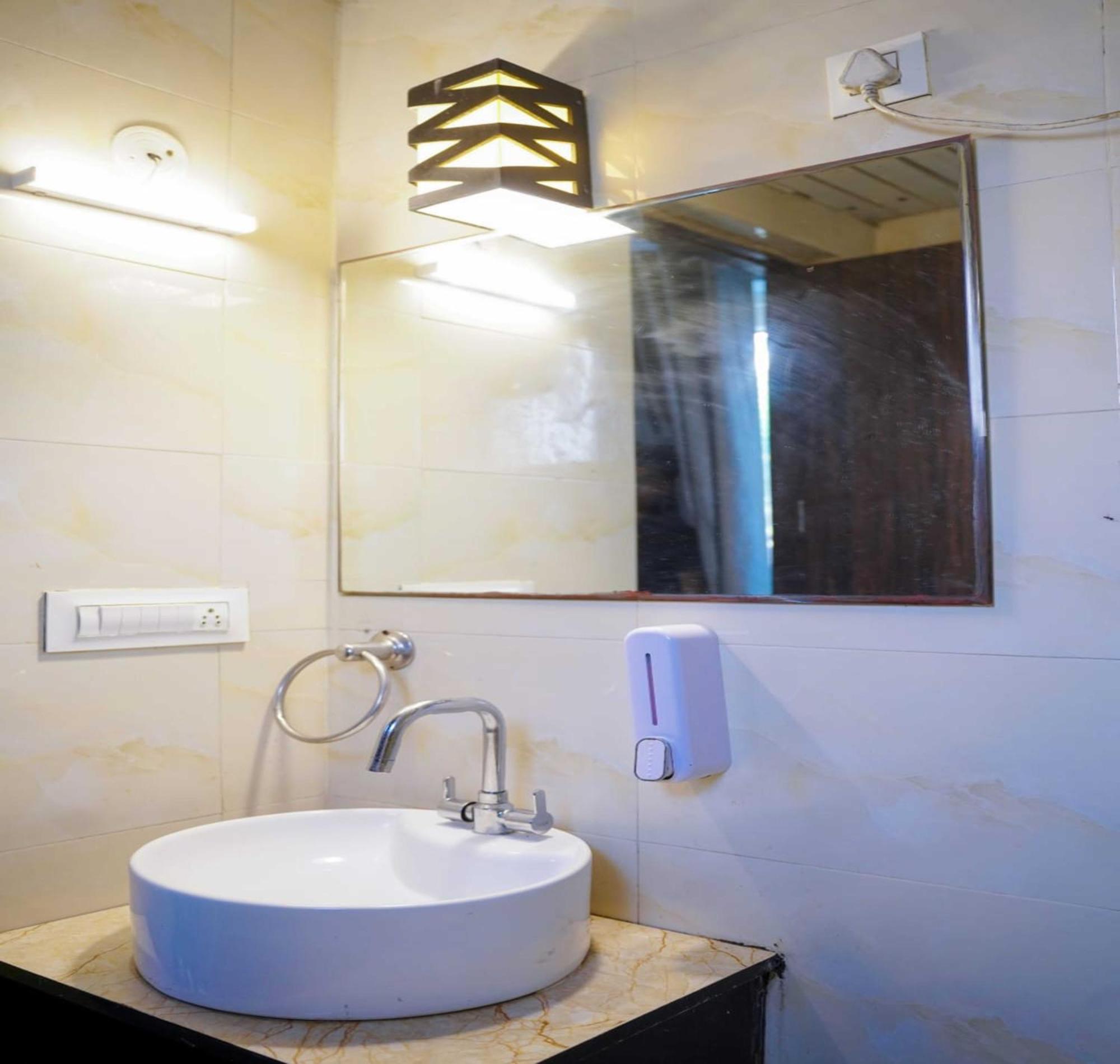 Vrindavan Dreams Hotel And Suites المظهر الخارجي الصورة